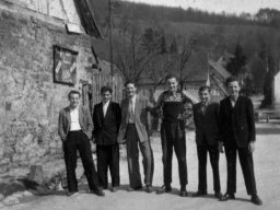 jungmannerrunde vor webers scheune